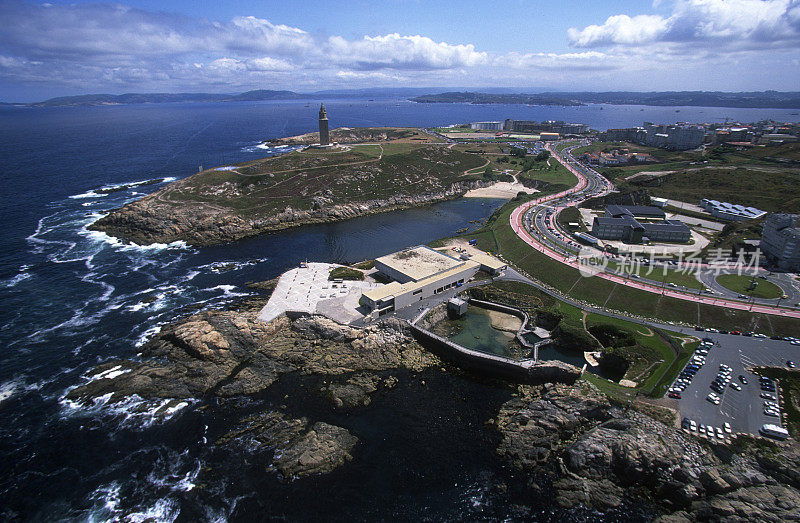 大力神灯塔和菲尼斯特雷水族馆的航拍照片，见A Coruña